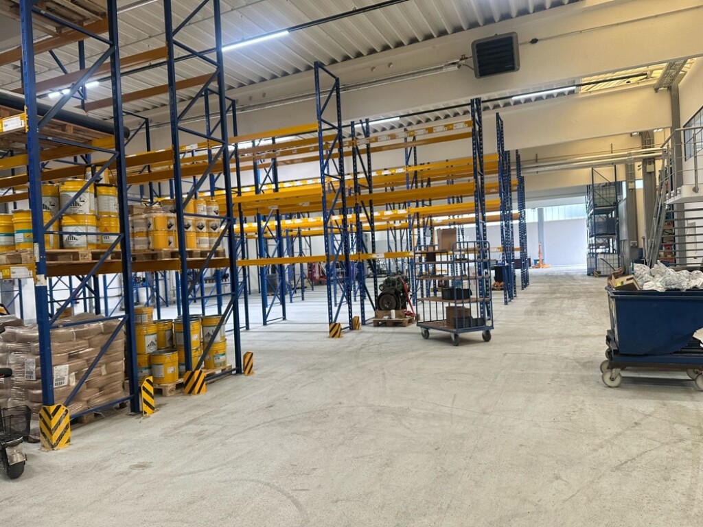 Salzweg - Gewerbliche Flächen in Salzweg: Büroräume, Praxisräume, Lagerhalle