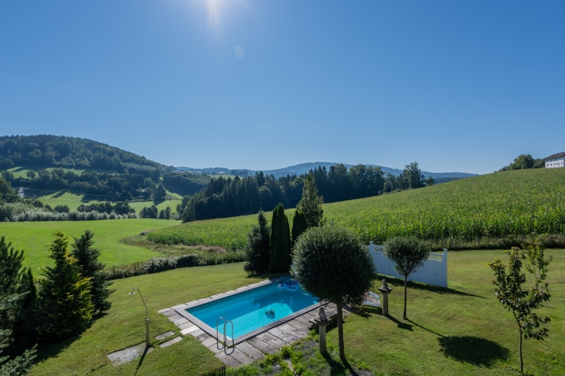 Büchlberg-DenkhofRepräsentatives Anwesen mit Gästehaus auf 4.700 m² Grundstück in ruhiger Lage
