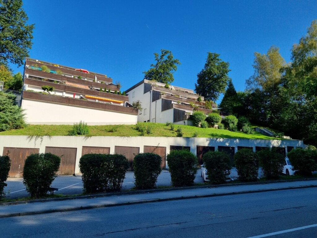 Interessante 2-Zimmer-Wohnung mit Tageslichtbad, moderne Wischböden, Einzelgarage und riesiger Westdachterrasse