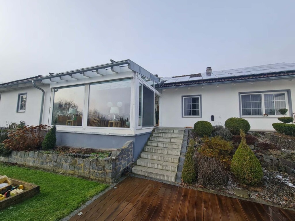 Passau-Rittsteig: Bungalow mit Wintergarten, Außenpool und separatem 1-Zim.-Appartement, traumhafter Fernblich über die Stadt hinweg