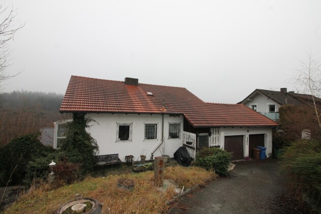 Einfamilienhaus - Tiefenbach: Einfamilienhaus, Baujahr 1962 – kein nutzbarer Garten - Renovierungsbedürftig