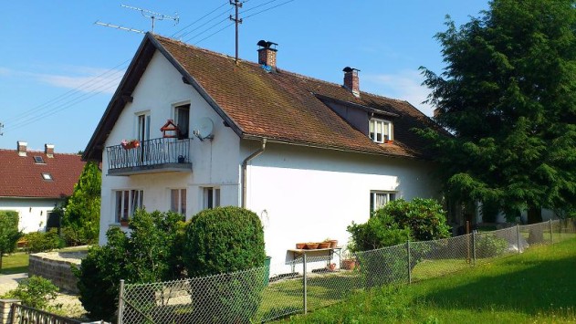 Teilrenoviertes Ein-/Zweifamilienhaus  - Teilrenoviertes Ein-/Zweifamilienhaus in Eging am See/Nähe Zentrum  