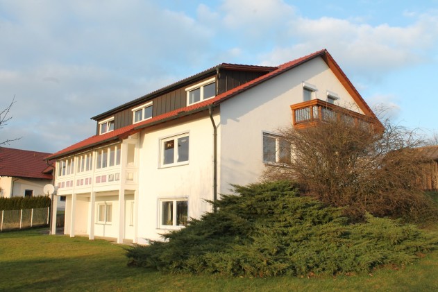 Zweifamilienhaus mit Einliegerwohnung - Stadtrandgemeinde Thyrnau: Zweifamilienhaus mit Einliegerwohnung, ortszentrumsnah aber in Randlage