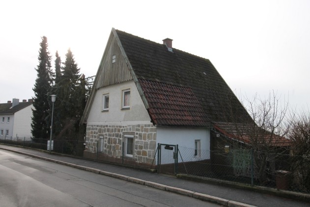 Kleines Haus - Büchlberg/Zentrum: Kleines Haus mit sehr einfacher Ausstattung - Komplettrenovierung notwendig