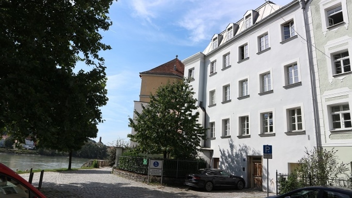 Passau - Nur für Investoren- 2.298,93 € á m²komplette Etage verteilt auf zwei ausbaubare  Eigentumswohnungen