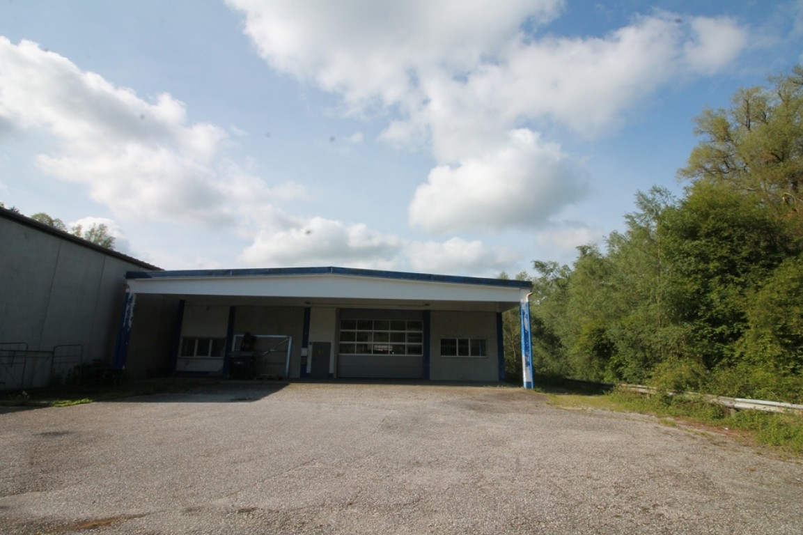 Passau - Passau Nähe Zentrum: Gewerbeobjekt – Große Halle Lager, 735 m² Nutzfläche, 100 m² Lager, 2.228 m² Grund
