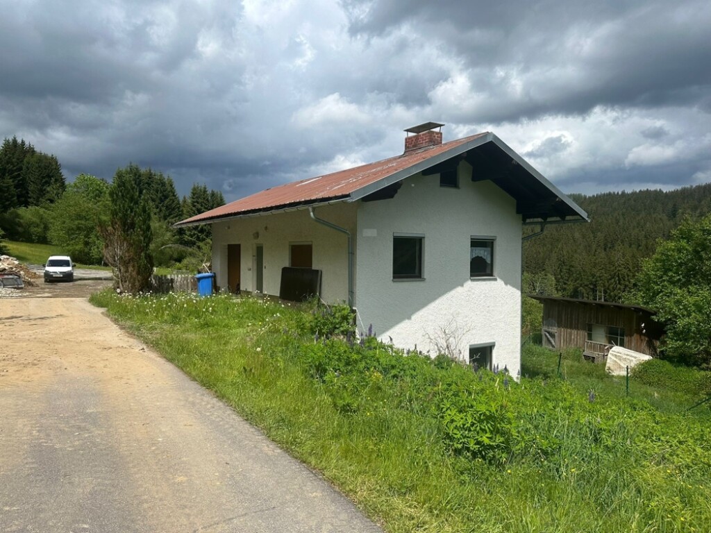 Renovierungsbedürftiges Einfamilienhaus mit Werkstatt Nähe Mauth